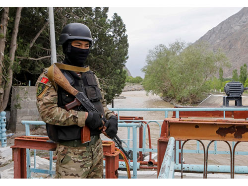 Kirgizija: intensyvėjant susirėmimams prie Tadžikistano sienos smogta Batkeno miestui